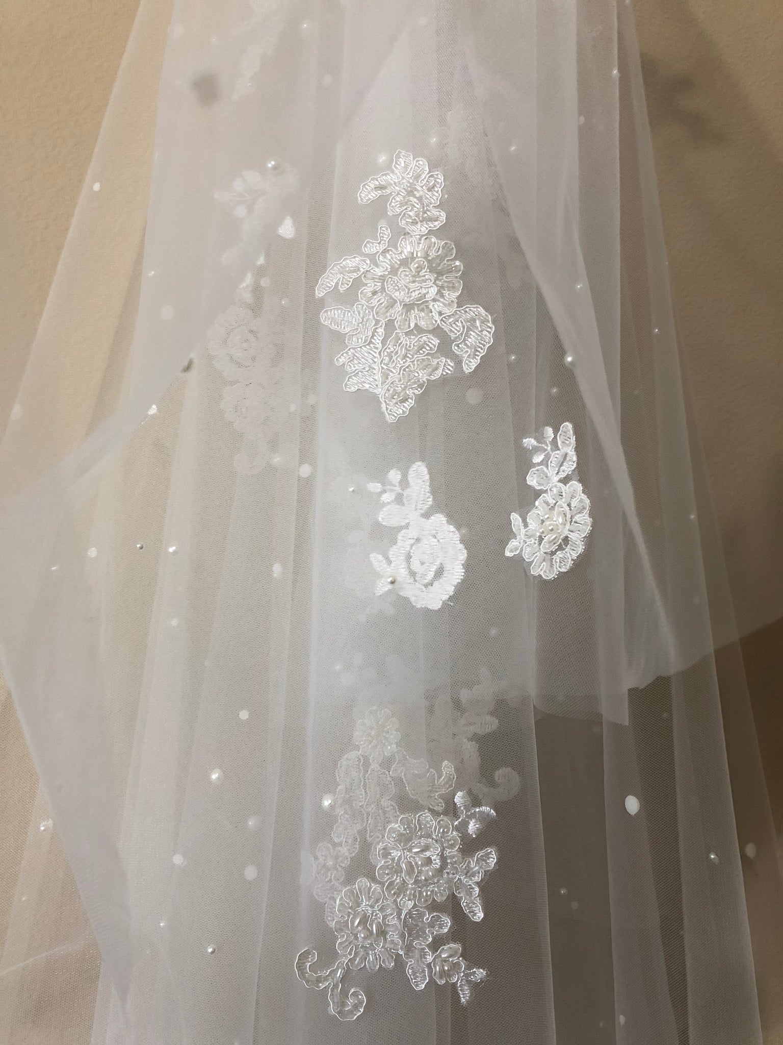 Handmade Fingertip Veil Lace Appliqued Wedding Veil - VQ